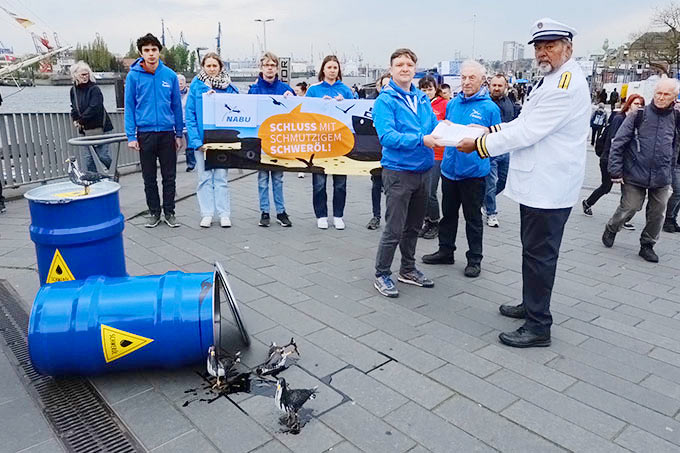 „Schluss mit schmutzigen Schweröl-Kreuzfahrten“-Abschlussaktion beim Hamburger Hafengeburtstag – Foto: NABU/Torsten Porstmann 