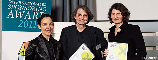  Andrea Thilo (Journalistin und Moderatorin des Sponsoring Awards), Michael Scholing-Darby (Volkswagen) und Karin Flohr (NABU)