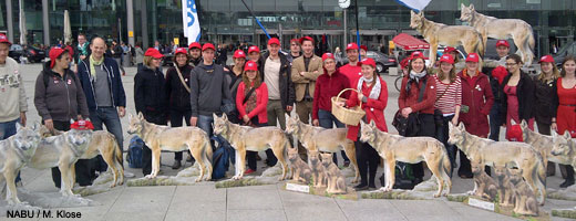 Zum Beispiel veranstaltete der NABU Brandenburg einen Flashmob am Berliner Hauptbahnhof unter dem Motto „Rotkäppchen lügt!“