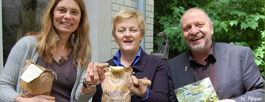 Sarah Wiener, Renate Künast und Bernward Geier machen auf die Kampagne „Rettet unsere Böden“ aufmerksam.