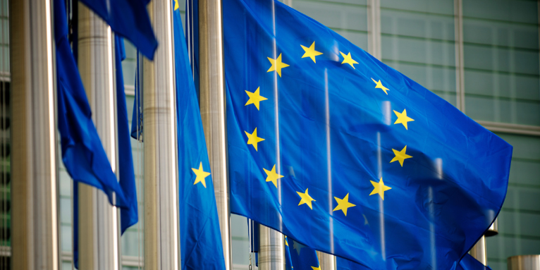 Flaggen vor der EU-Kommission. - Foto: Getty Images/PeskyMonkey