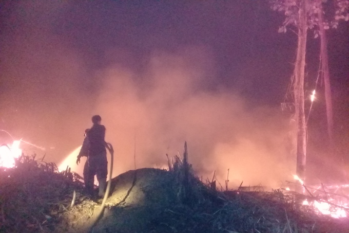 Tag und Nacht im Einsatz: Das Waldschutzteam der NABU-Projektpartner kämpft seit Wochen gegen die Flammen - Foto: Forest Protection Team Hutan Harapan
