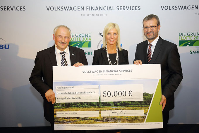 Verleihung des &quot;Grüne-Flotte-Award 2014&quot;: Olaf Tschimpke (NABU-Präsident), Ulrike Scharf (Bayrische Staatsministerin für Umwelt- und Verbraucherschutz) und Gerhard Künne (VW Leasing) (v.l.n.r) bei der Scheckübergabe - Foto: VW