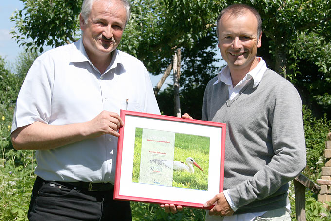 Storchenpate Karsten Schwanke (rechts) mit NABU-Präsident Olaf Tschimpke - Foto: NABU/Eric Neuling