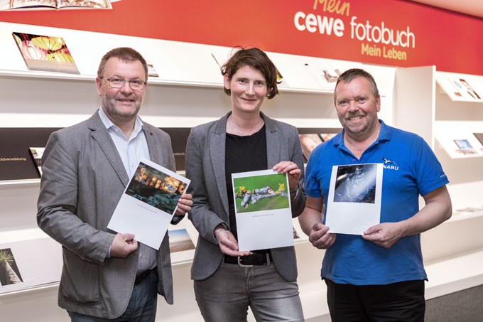 Die Jury mit den Gewinnerbilder: Willi Rolfes, Karin Flohr und Rüdiger Wohlers (v.l.n.r.) - Foto: Hergen Griesbach/CEWE