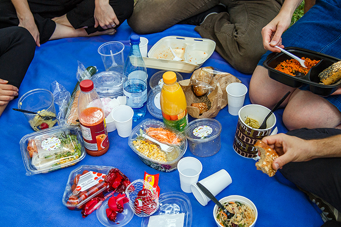 Beim Picknick fällt oft jede Menge Einwegplastik an. Foto: NABU/S. Kühnapfel