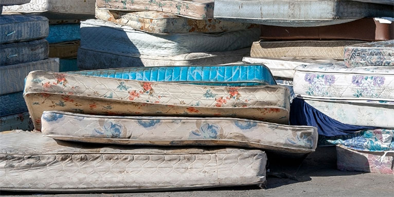 Es braucht ein besseres Recyclingverfahren für Matratzen - Foto: Getty Images/Joe Potato