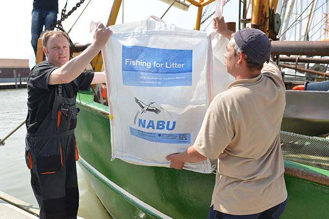 Fischer erhalten kostenlose Big Bags, in denen sie gefischte Abfälle sammeln können. - Foto: NABU/Kim Detloff