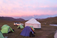 Zelten im Tian-Shan Gebirge in Kirgisistan.