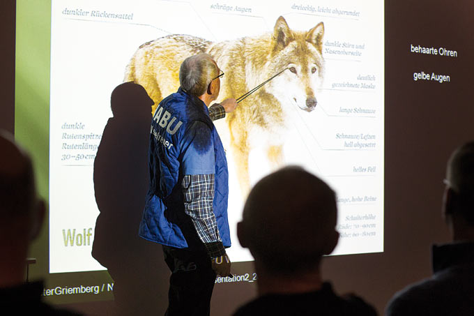 Wolfsbotschafter Peter Griemberg beim Vortrag - Foto: NABU/Stefanie Preuin