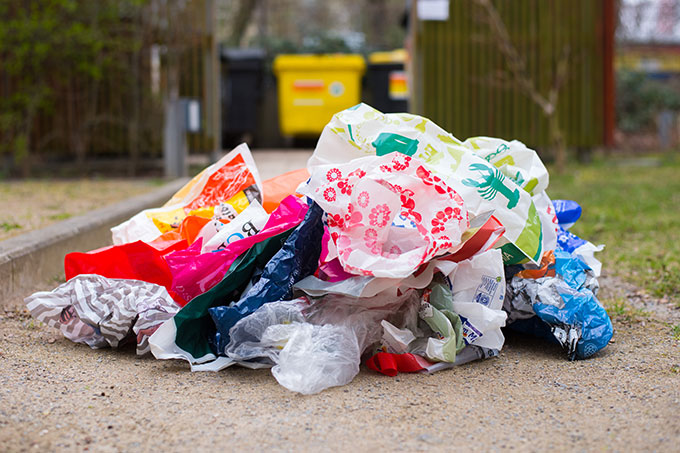 Plastiktüten werden oft nur einmal benutzt und landen dann im Müll - Foto: NABU/Sebastian Hennigs