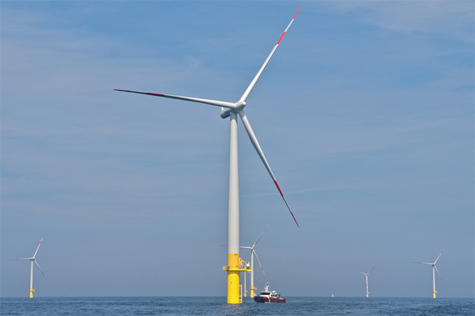 Die Offshore-Windkraft kann und soll einen wichtigen Beitrag zum Klimaschutz leisten – gleichzeitig beeinträchtigen die riesigen Windräder heute rund zwei Drittel eines europäischen Vogelschutzgebiets. - Foto: Kim Detloff
