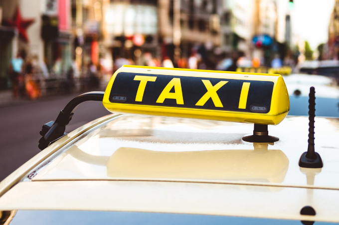 Taxi am Checkpoint Charlie in Berlin - Foto: Unsplash/Marco Kleen