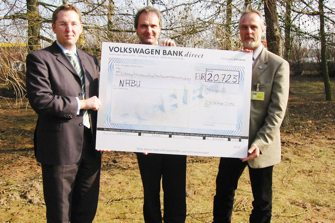 von links: Ralf Hirschfeld von der VW Bank GmbH, Karsten Niemann (stellv. NABU Geschäftsführer) und Axel Roschen (Geschäftsführer der NABU Media.Agentur)