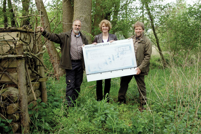 von links: Axel Roschen (NABU Umweltpyramide), Sylvia Nette (VW Bank GmbH) und Jürgen Hicke vom NABU Rotenburg 