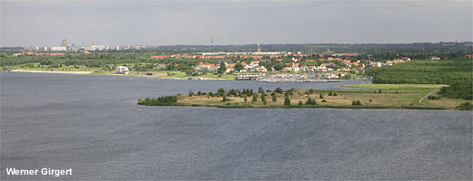 Cospudener See mit Segel- und Freizeithafen Zöbigker; ehemaliger Tagebau