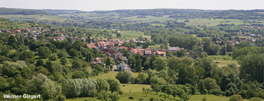Die sanfte Hügellandschaft mit ausgedehnten Obstwiesen ist charakteristisch für den Bliesgau.