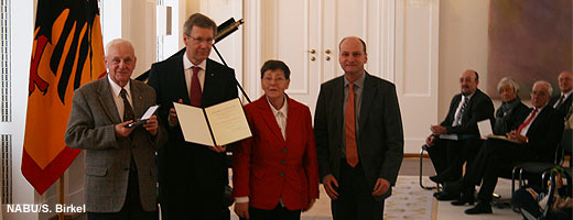 Christoph Kaatz nimmt das Verdienstkreuz mit Frau und Sohn entgegen