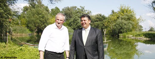 Bundesumweltminister Sigmar Gabriel, rechts im Bild mit NABU-Präsident Olaf Tschimpke, gab den Startschuss für die Havelrenaturierung.