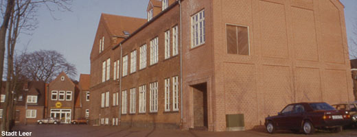 Die Wilhelmine-Siefkes-Schule in der Altstadt von Leer vor der Begrünung. Das Projekt zur Verbesserung des Stadtklimas begann bereits 1994. 