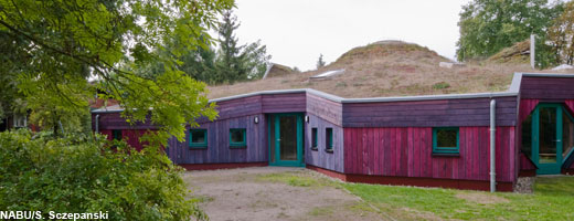 Das Gebäude des Kindergartens besteht aus Holz und Lehm.