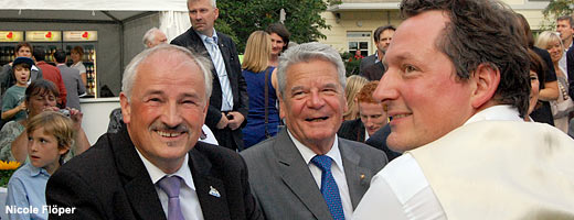 Bundespräsident Joachim Gauck (mi.) im Gespräch mit NABU-Präsident Olaf Tschimpke (li.) und Kabarettist und Schriftsteller Dr. Eckart von Hirschhausen (re.) <br><br>