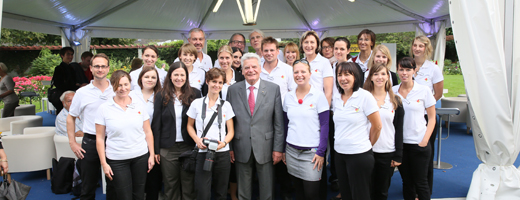 Bundespräsident Joachim Gauck zu Besuch am „Ort der Begegnung“ – ein Highlight für die beherzten Helfer von dm, NABU, DKSB und DUK.
