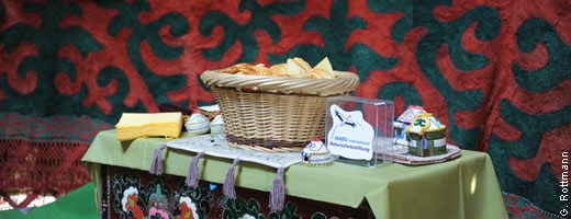 In der Jurte gab es neben einer Bilderausstellung auch traditionelle kirgisische Speisen.