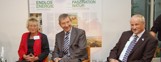 Eva Bulling-Schröter (Die Linke), Christian Ruck (CSU) und NABU-Präsident Olaf Tschimpke diskutieren über die Energiewende und den Hochwasserschutz (v.l.n.r.).