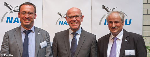 NABU-Präsident Olaf Tschimpke mit dem Generalbevollmächtigten für Außen- und Regierungsbeziehungen der VW AG, Dr. Thomas Steg, und NABU-Bundesgeschäftsführer Leif Miller (v.r.n.l.).<br>