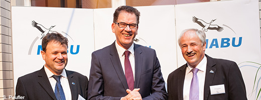 NABU-Präsident Olaf Tschimpke mit Bundesentwicklungsminister Gerd Müller (CSU) und Thomas Tennhardt, NABU-Vizepräsident und Leiter der internationalen Angelegenheiten (v.r.n.l.).