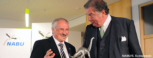 Nach der Ernennung zum Dinosaurier des Jahres am 29. Dezember 2010, wurde der Preis nun an RWE-Chef Jürgen Großmann übergeben. 
