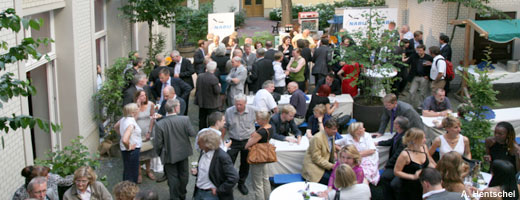 Rund 200 Gäste kamen zum NABU-Salon und hielten angeregte Gespräche bei Walderdbeerbowle und Buffet im Innenhof der NABU-Bundesgeschäftsstelle.<br><br>