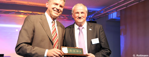 Staatssekretär Werner Gatzer überreicht NABU-Präsident Olaf Tschimpke die Goldmünze „Buche“. <br><br>