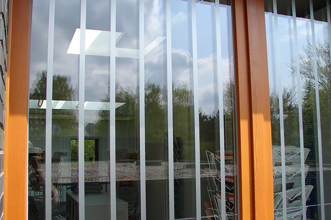 Effektiver Vogelschutz an Fenstern sind diese Milchglasstreifen - Foto: Klemens Steiof