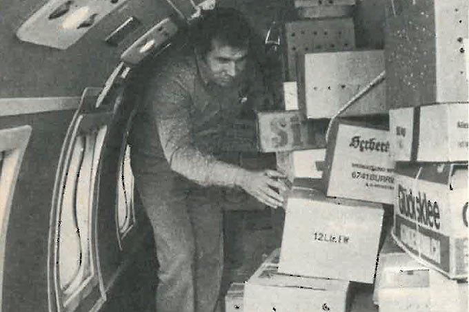 Schwalbenaktion 1974: Der Chartermaschine ist mit Kisten voller Schwalben beladen. - Fotos: Bernd Krug