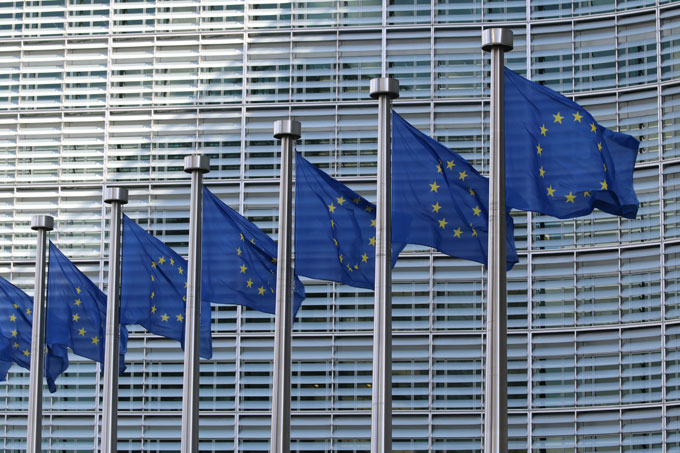 Fahnen vor der Europäischen Kommission - Foto: unsplash/Guillaume Perigois
