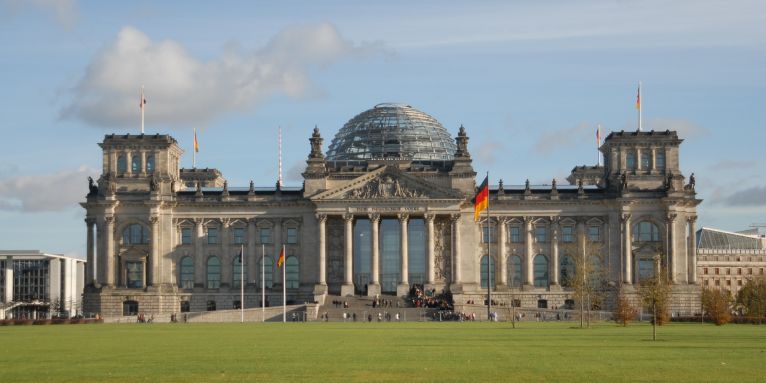 Blick auf den Bundestag - Foto: Getty Images/mozcann