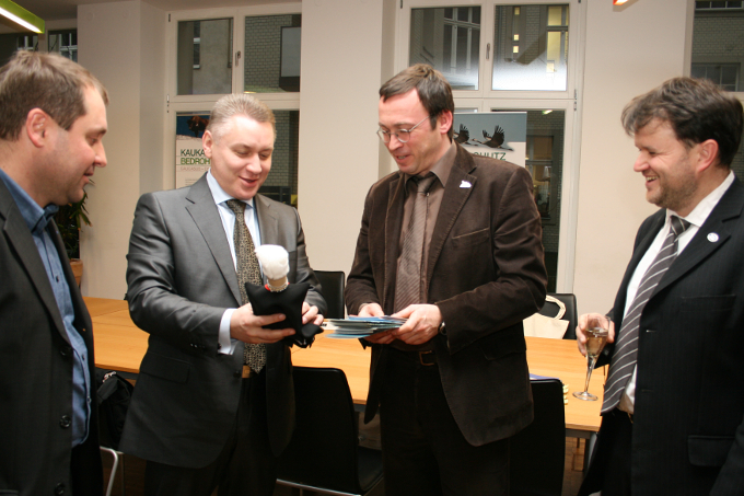 Nikolay Zakharchuk, stellvertretender Leiter des Umweltministeriums von Krasnodar, mit einem Gastgeschenk. - Foto: Eric Neuling