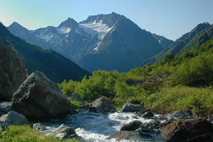 Gebirgslandschaft im Kaukasus