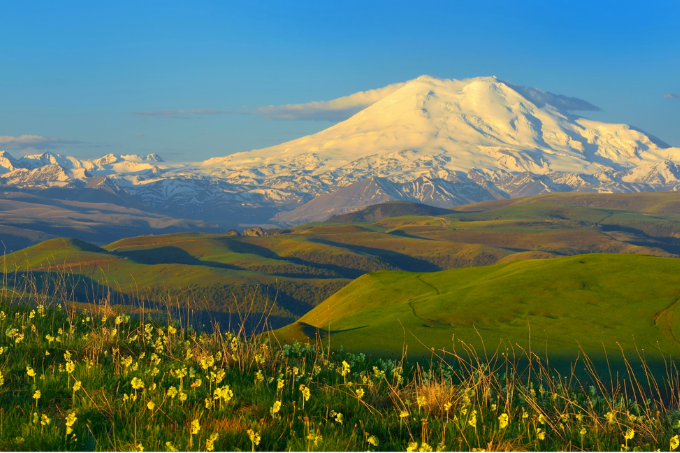 Mit 5.642 m Höhe ist der Elbrus der höchste Gipfel des Kaukasus. – Foto: Getty Images / jacf52