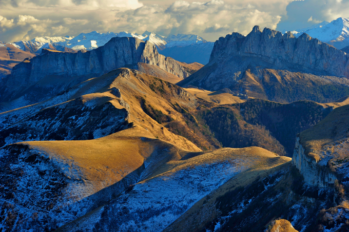 Gewaltige Gebirgsketten prägen das Erscheinungsbild des Großen Kaukasus. – Foto: Sergei Trepet