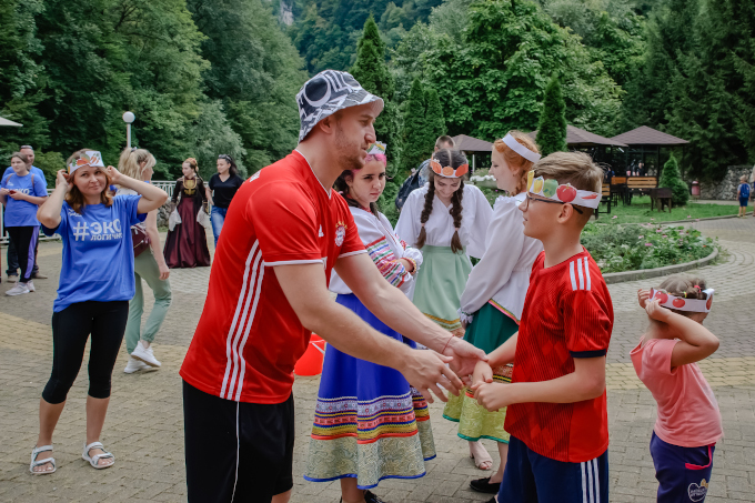 Auf Dorffesten können sich Besucher*innen aus der Region über den Wert der tscherkessischen Streuobstwälder informieren - Foto: NABU-Kavkaz