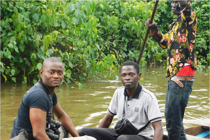 Die AfriBiRds Monitoring-Kampagne: zwei Teammitglieder sind unterwegs in einem Boot in Nigeria.