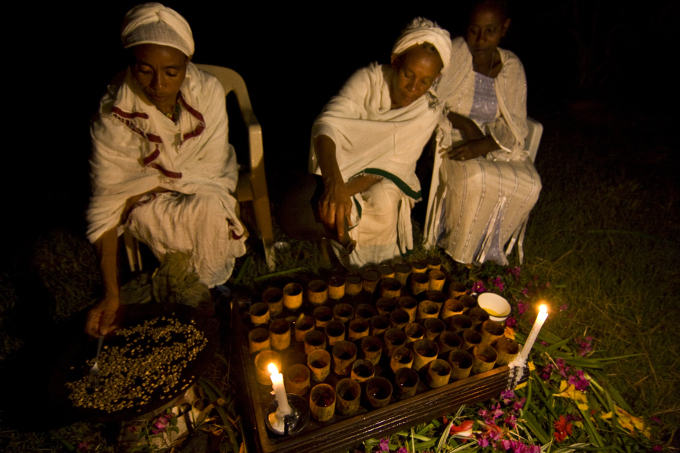 Äthiopische Frauen bei einer traditionellen Kaffeezeremonie