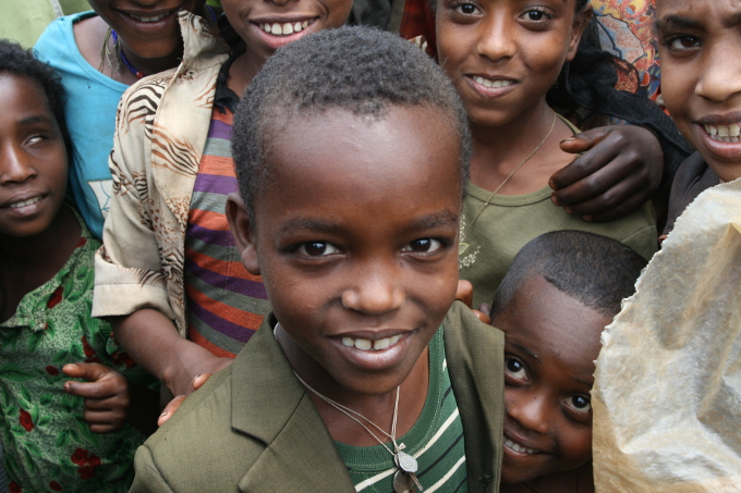 Kinder auf einem äthiopischen Markt lächeln in die Kamera