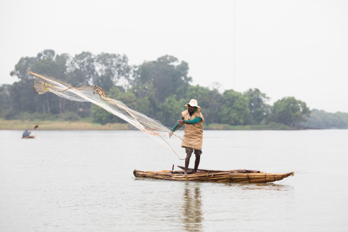 Einer der vielen Beteiligten des Projekts: Fischer im traditionellen Papyrusboot. – Foto: Philipp Schütz
