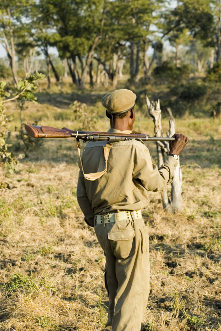 Ein afrikanischer Ranger mit Gewehr