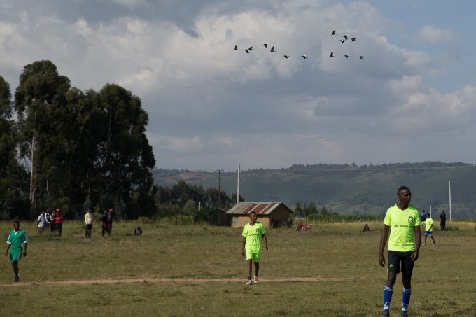 Beim Kranich-Cup in Kenia sieht man Kraniche am Himmel.
