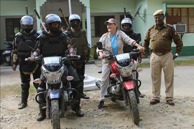 Dank NABU International konnten zwei Motorräder an die Polizeieinheiten für den Kampf gegen die Wilderei gespendet werden - Foto: Barbara Maas